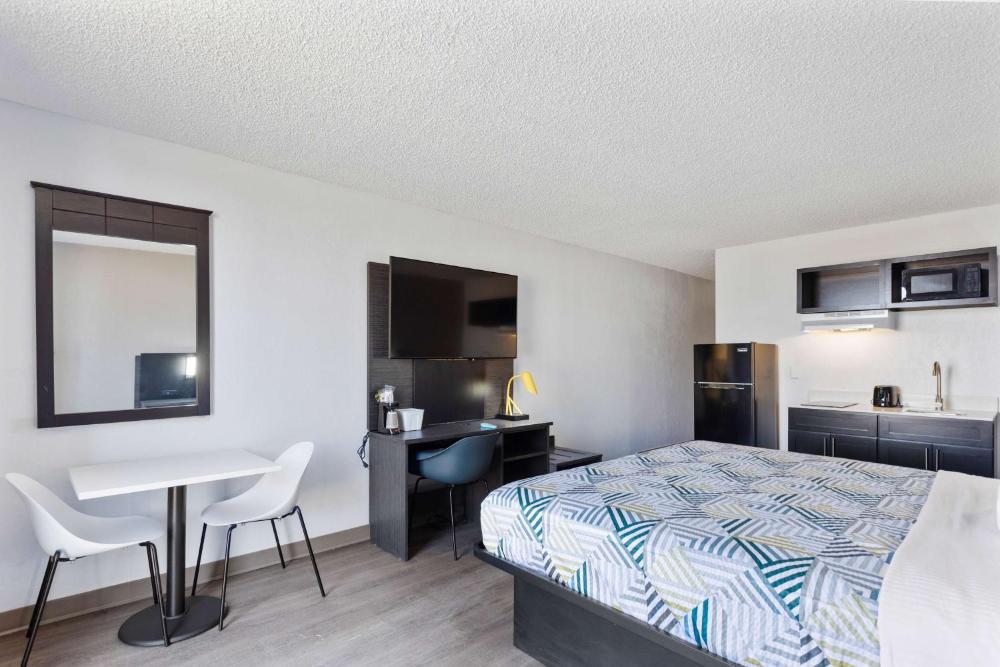 King Room with Roll-in Shower - Disability Access - Non-Smoking interior