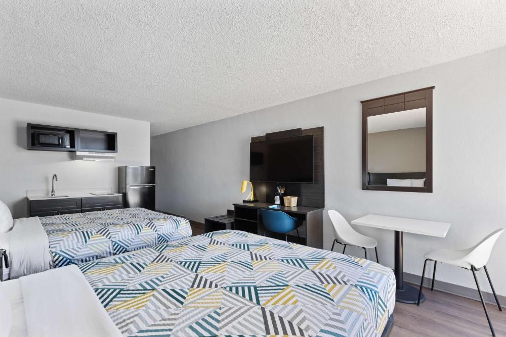 Queen Room with Two Queen Beds - Non-Smoking interior